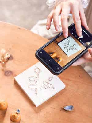 Personne effectuant son travail avec un smartphone